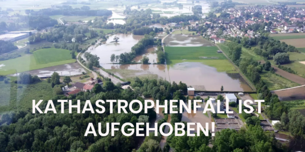 Mit Hochwasser überschwemmtes Gebiet im Landkreis Günzburg. Darauf der Schriftzug "Kathastrophenfall ist aufgehoben"