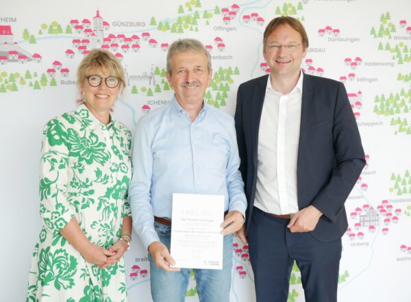 Fachbereichsleiterin Margit Schuler, Naturschutzwächter Robert Hartinger und Landrat Hans Reichhart bei der Ernennung des neuen Naturschutzwächters.