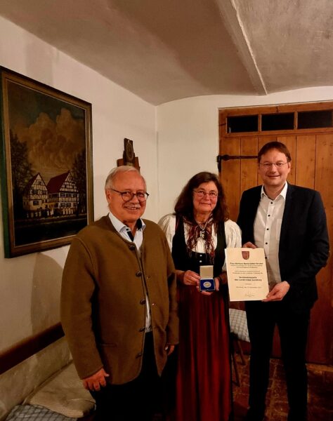 Barbara Mettenleiter-Strobel erhält die Verdienstmedaille des Landkreises Günzburg. Zu sehen sind Altlandrat Hubert Hafner, Kreisheimatpflegerin Barbara Mettenleiter-Strobel und Landrat Hans Reichhart.